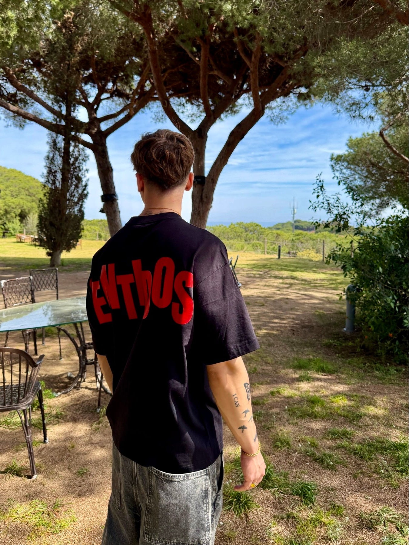 Camiseta negra oversize logo Sentidos rojo espalda edición limitada numerada Barcelona streetwear
