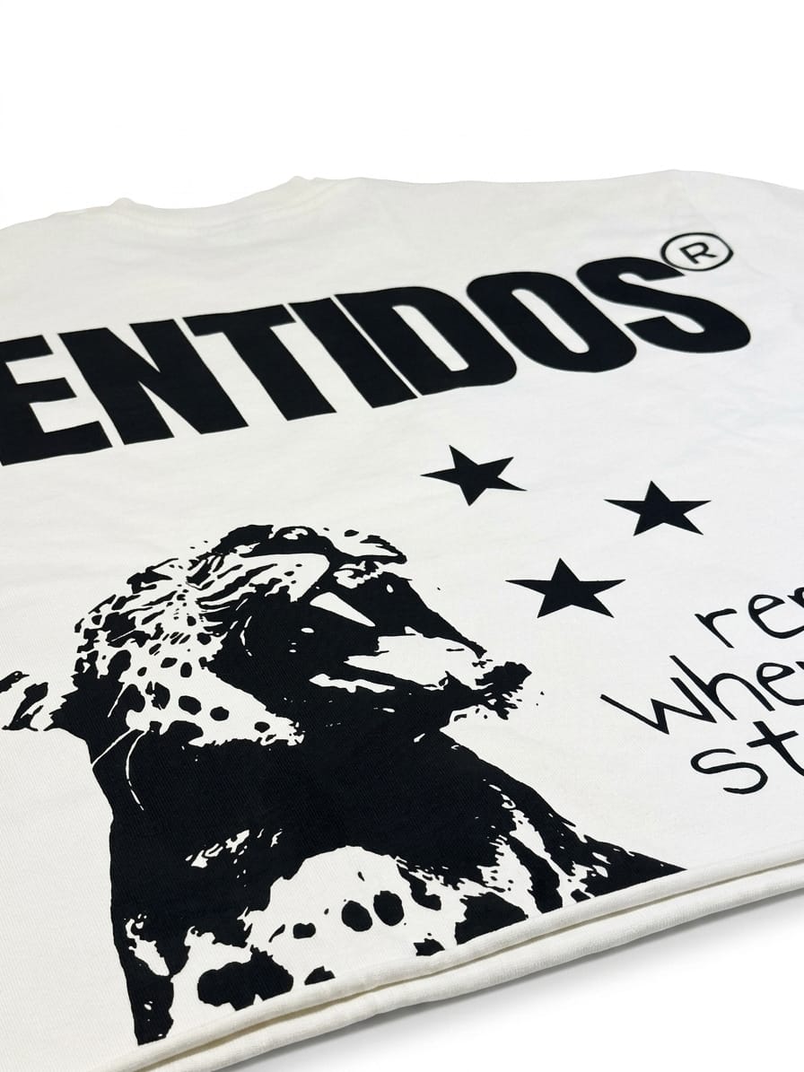 Detalle diseño vinilado camiseta oversize White Leopard edición limitada numerada Sentidos Barcelona Sentidos Jewelry algodón