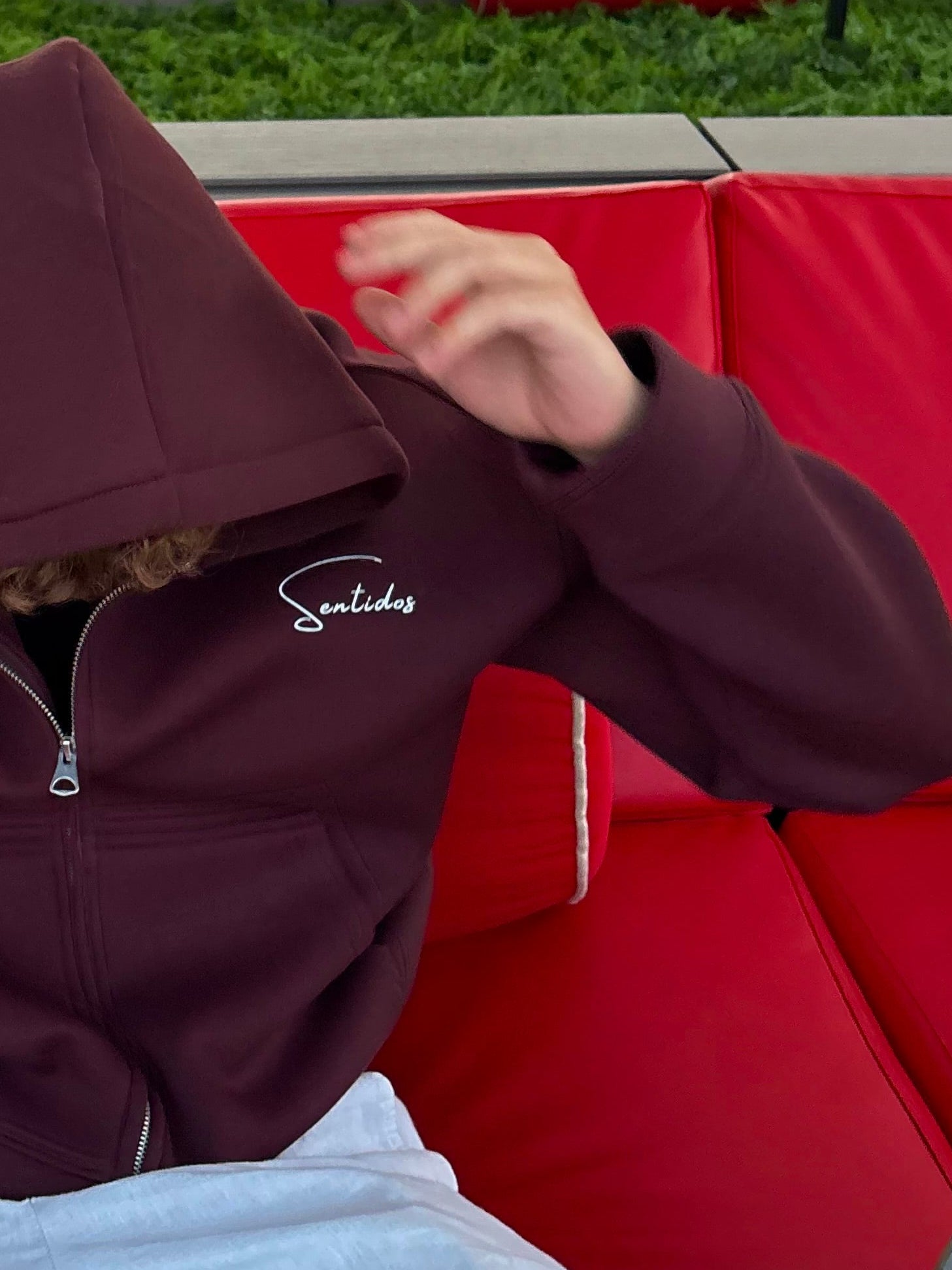 Detalle vinilado Mediterranean Collection hoodie granate neopreno Sentidos Jewellery edición limitada