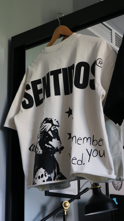 Detalle diseño vinilado camiseta oversize White Leopard edición limitada numerada Sentidos Barcelona