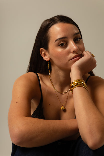 FEATURE GOLD NECKLACE
