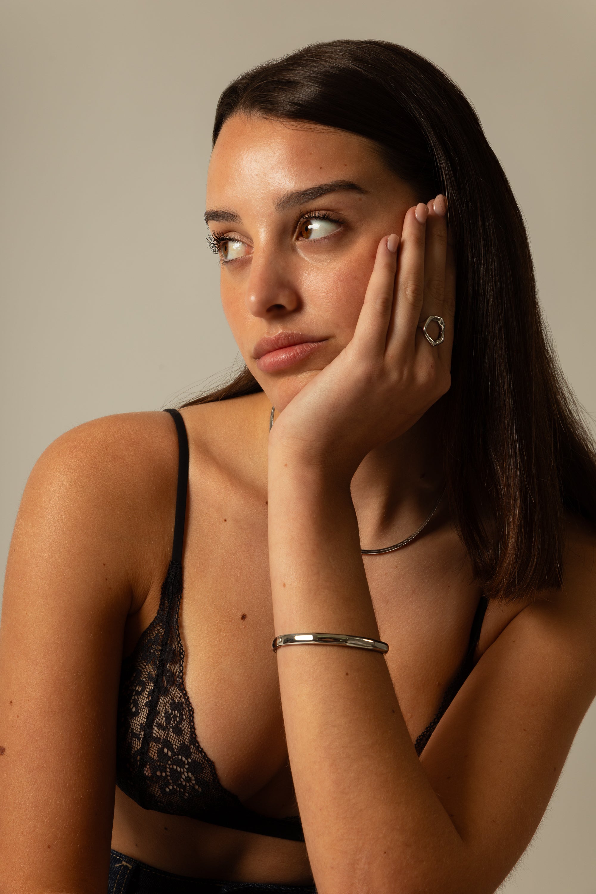 FEATURE SILVER NECKLACE